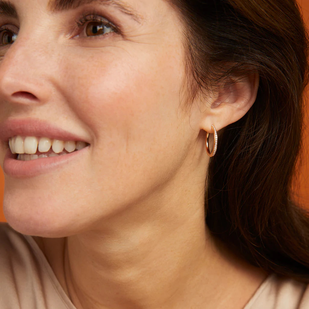 Bron Lux creolen met wit diamant