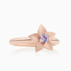 Bron Poppy ring met Lila saffier