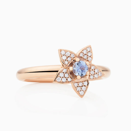 Bron Poppy ring met Ceylon saffier